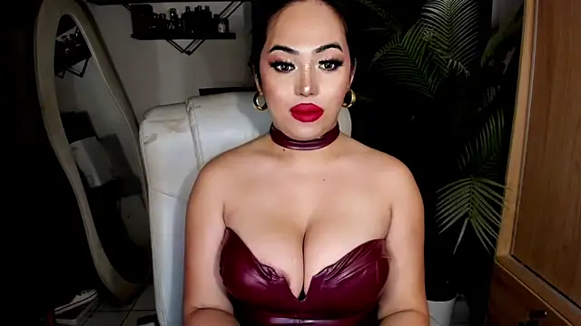 BigDominaMia live sex cam