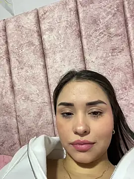 Webcam Model (Kimmymadison-)  is live.Free join now!