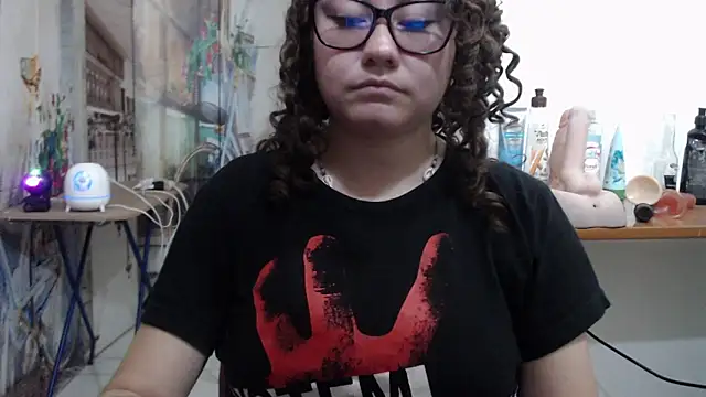 Live solo webcam of curly_greeneyed