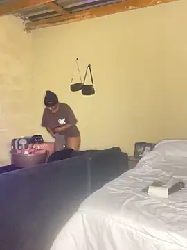 Webcam Model (MiyaXo2)  is live.Free join now!