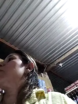 Live solo webcam of MIA-LARIOS