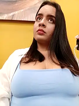 julieth_hot-69 (F young) - Show me your boobs at the mall😈