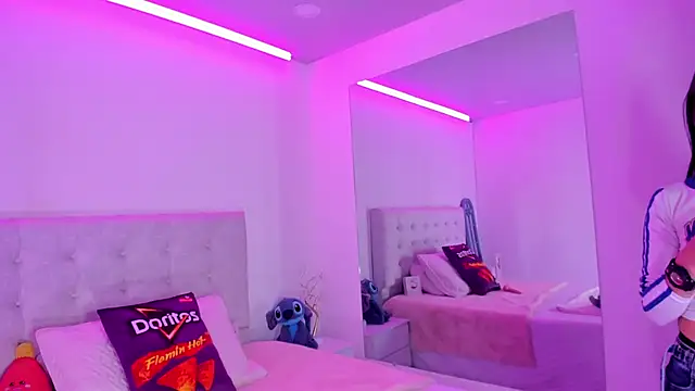 vanessa_cruz_18 - Vanessa_cruz_18's free webcam - UK Sex Cams