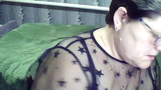 Live solo webcam of ElzaJewel