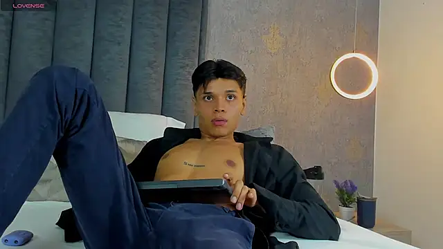 alejandroo_montenegro - Alejandroo_Montenegro's free webcam - UK Sex Cams