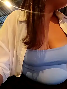 julieth_hot-69 (F young) - Show me your boobs at the mall😈