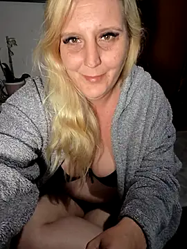 Webcam Model (BecciDeluxe) is live