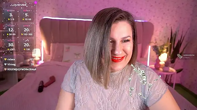 KiraRoxx live cam profile