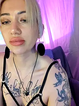 Webcam Model (Gina-Lumara)  is live.Free join now!