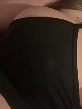 hollyxxx12 - Hollyxxx12's free webcam - UK Sex Cams