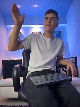 AdrianRinaldi's live cam