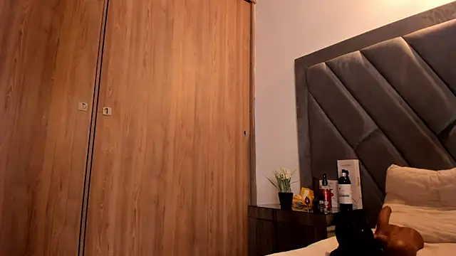 brenda_nova18 (F young) - open ass and finfers in ass