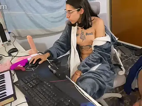 poison_ivy_29 - Poison_Ivy_29's free webcam