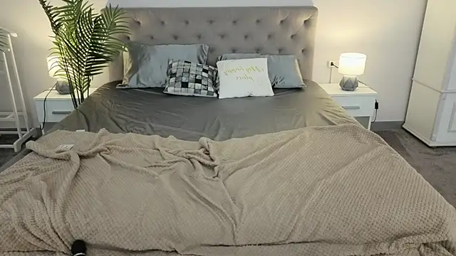 nikkigoldside - NikkiGoldSide's free webcam - UK Sex Cams