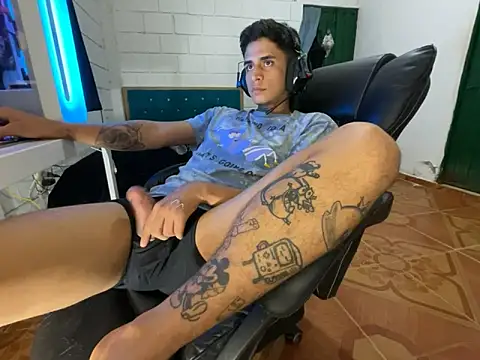 Max_TheHorseDick live sex cam