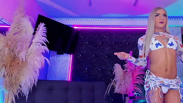 Queens_Wonders_Blonders webcam