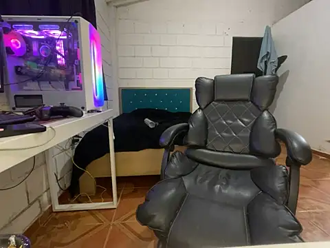 Max_TheHorseDick live sex cam