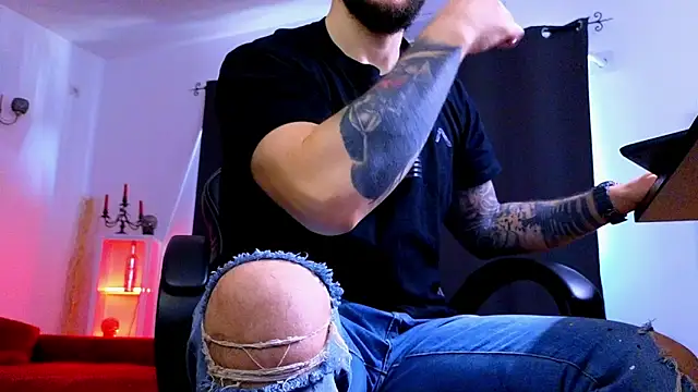 MightyAaron66 live sex cam