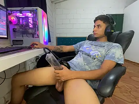 Max_TheHorseDick live sex cam