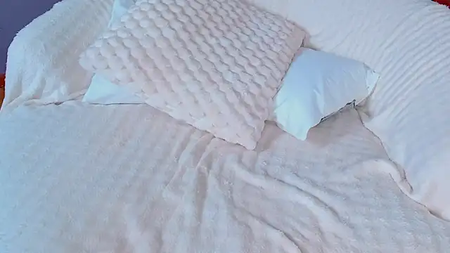 Awww_Ella's Stripchat show and profile