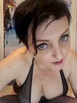 lucillabollente (F mature) - I fuck my pussy with 