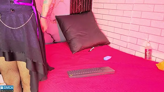 MaeveKuro live sex cam