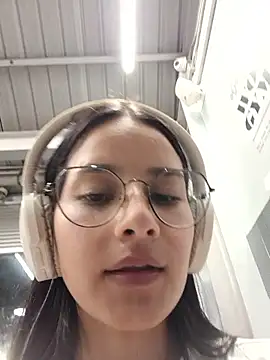 Webcam Model (_vaness)  is live.Free join now!