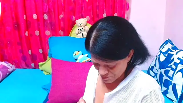 SLUTTYROXY live sex cam