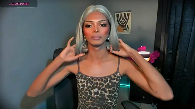 xEllaineCumsLotx live sex cam