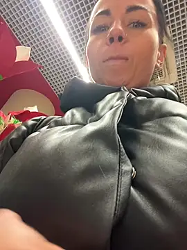 crazzychicks - CrazzyChicks's free webcam - UK Sex Cams