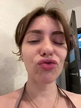 Live cam model MariiD broadcasting live