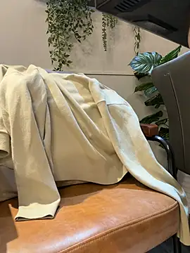 linh_2004 (F young) - Make me cum orgasm at the coffee shop