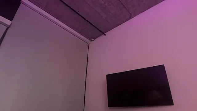 hothotboyg (Ask my age) - Get naked with my roommate and her bf