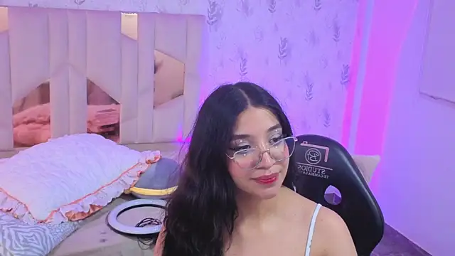 mariana_tay1 - MARIANA_TAY1's free webcam - UK Sex Cams