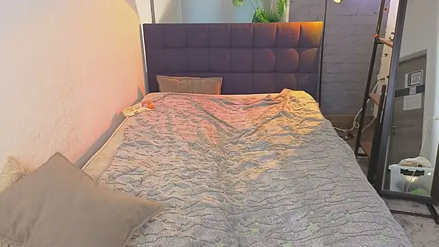 ZoriaLovesLuna's live cam