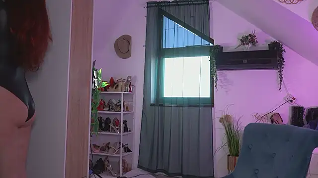 amaliamour (F young) - peddle ass in leather pants