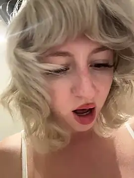 RonnieKiss live sex cam