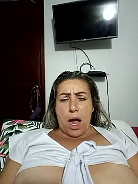 maynor_1998 (F milf) - let's fill this cup with my squirt💦