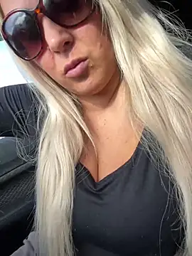 bustyblondebabe