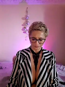 Webcam Model (LunaBlaise)  is live.Free join now!