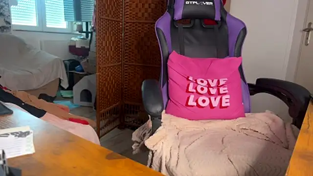 caliiie-of (F young) - gros plan fesses écartées