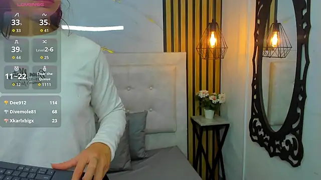 scarlet_rosexx (F young) - dildo in pussy