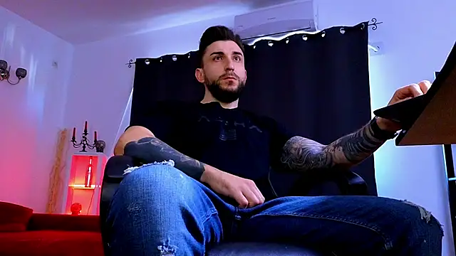 MightyAaron66 live sex cam