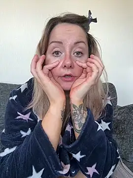 Webcam Model (EmmaXXX666) is live