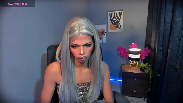 xEllaineCumsLotx live sex cam