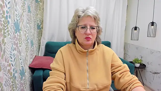 evelynjoyful (F mature) - handbra