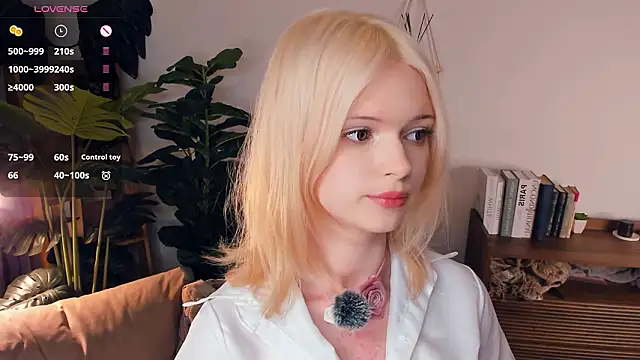 lauremestler (F teen) - Squeeze my naked tits close to ur face