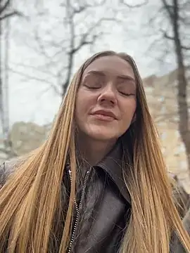 Webcam Model (MilaMoone)  is live.Free join now!