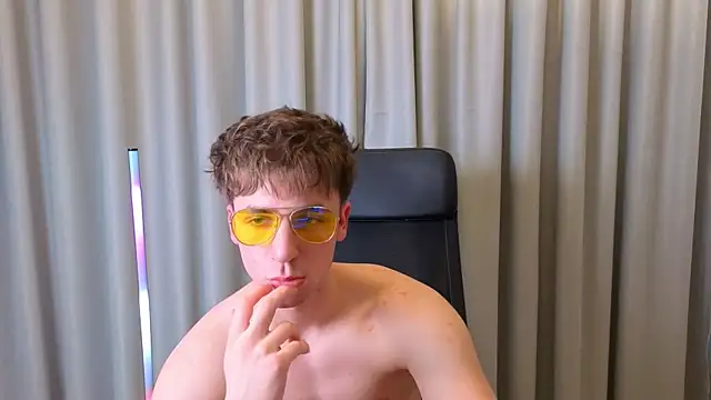 Live sex cam of KellenWest