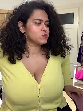 Webcam Model (Curvydesifromgermany) is live